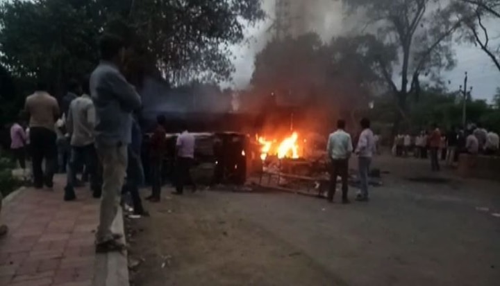 more than 60 companies affected by maratha protest in aurangabad मराठा आंदोलन : वाळूज एमआयडीसीतील सुमारे 60 कंपन्यांची तोडफोड