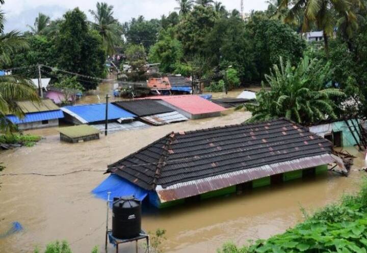 केरळला मुसळधार पावसाने झोडपलं आहे. गेल्या 24 तासांमध्ये राज्यात मुसळधार पाऊस सुरु आहे. यात एकूण 22 जणांचा मृत्यू झाला आहे. केरळात अनेक ठिकाणी पूर आले असून काही ठिकाणी दरडसुद्धा कोसळली आहे.