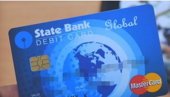 SBI withdrawing magstripe debit cards to convert into EMV chip debit cards latest update SBI डेबिट कार्ड धारकांनी 2018 मध्येच 'हे' करावं