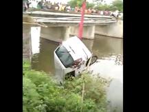 पुण्यात कार नदीत कोसळून एकाचा मृत्यू