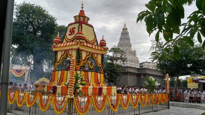 श्रावणी सोमवारच्या पहिल्याच दिवशी राज्यातल्या अनेक शिवमंदिरांमध्ये भाविकांची मोठी गर्दी पाहायला मिळतेय. सोलापूरचं ग्रामदैवत असलेलं सिद्धरामेश्वर मंदिर भक्तांच्या गर्दीने फुलून गेलंय. श्रावणाचा पहिला सोमवार सोलापूरच्या शिवभक्तांसाठी प्रफुल्लित करणारा ठरला.