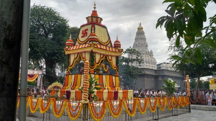 आज पहाटेपासून देव दर्शनासाठी मंदिरात आलेल्या भाविकांना ही सजावट आकर्षित करतेय.