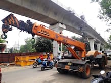 रिव्हर्स येणाऱ्या क्रेनची धडक, दुचाकीवरील तीन तरुणींचा मृत्यू