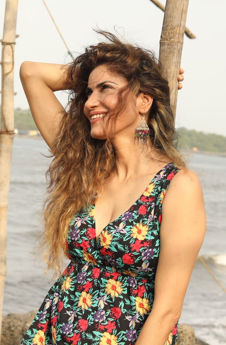 शेवटी सुशील यांनी त्याच्याकडे लक्ष द्यायचे बंद केल्यानंतर त्याने साईडचा आरसा तोडला आणि फरार झाला. यानंतर पोलिस तिथे आले. मात्र हे सर्व घडत असताना तिथे उभ्या असलेल्या कोणीही सुशीलच्या मदतीला धावलं नाही. हा सर्व प्रकार अभिनेत्रीने सोशल मीडियावर शेअर केला आहे.