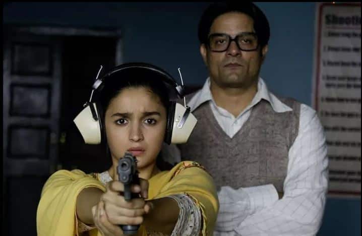  अभिनेत्री आलिया भट्टच्या 'राझी' सिनेमातील डायलॉगमुळे प्रत्येक भारतीयामध्ये देशभक्तीची भावना जागृत होईल. 'मुल्क के सामने मुझे अपना आप भी नजर नहीं आता, मैं ही तो हूं मुल्क, हिंदुस्तान हूं मैं..'