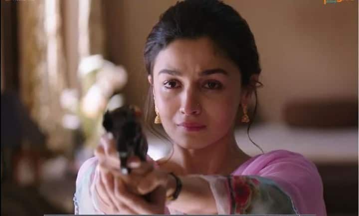 'राझी' सिनेमातील आणखी एक डायलॉग आहे, जी या सिनेमाची टॅगलाईनही आहे. 'वतन के आगे कुछ नहीं खुद भी नहीं.'