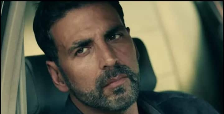 अक्षय कुमारने अनेक देशभक्तीवर आधारित सिनेमात काम केलं आहे. 2016मधील 'एअरलिफ्ट' सिमेमातील एक डायलॉग आहे. 'जब इंसान को चोट लगती है तो उसे सबसे पहले मां की ही याद आती है और वो मां मां ही चिल्लाता है.'