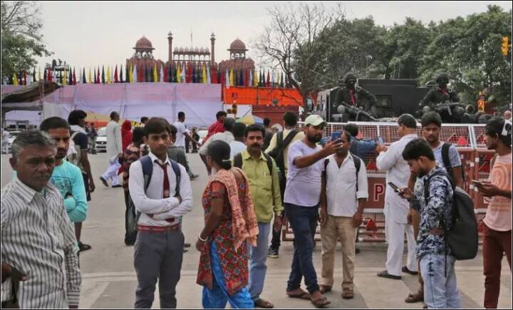 भारत 72व्या स्वातंत्र्य दिन उत्साहात साजरा करण्यास सज्ज झाला आहे. बुधवारी दिल्लीच्या लाल किल्ल्यावर दरवर्षीप्रमाणे तिरंगा फडकवण्यात येईल आणि देशाचे पंतप्रधान नरेंद्र मोदी देशाला उद्देशून भाषण करतील. (फोटो : एपी)