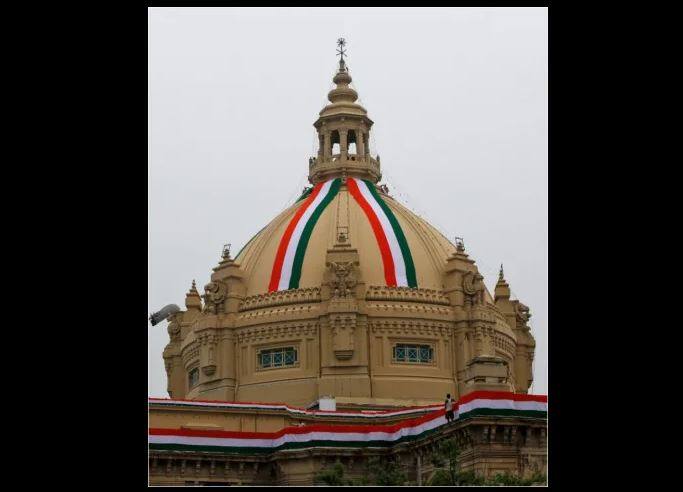 स्वातंत्र्य दिनाच्या निमित्ताने अनेक सरकारी इमारती आणि गैर सरकारी इमरातींना तिरंग्यात सजवण्यात आलं आहे. (फोटो : एपी)