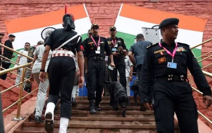 कडेकोट बंदोबस्त ठेवण्यात आला आहे. 50 कंपनी फोर्सशिवाय पॅरा मिलिट्री फोर्स आणि एनएसजी कमांडो आणि जवळपास 15 हजार जवान 15 ऑगस्टच्या सुरक्षेसाठी तैनात करण्यात आले आहेत. (फोटो : एपी)