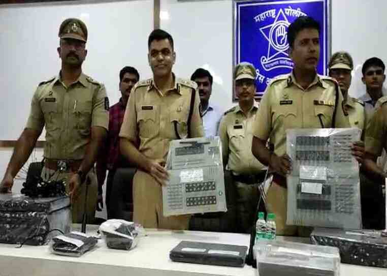 बोगस टेलिफोन एक्सचेंजचा पर्दाफाश, ठाण्यातून तिघेजण अटकेत 3 accused arrested in fake telephone exchange in thane बोगस टेलिफोन एक्सचेंजचा पर्दाफाश, ठाण्यातून तिघेजण अटकेत