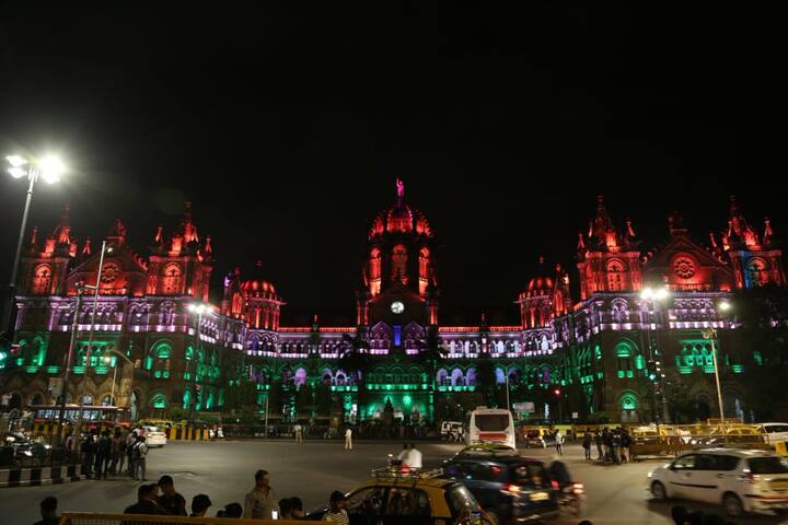 भारताच्या स्वातंत्र्य दिनाच्या पूर्वसंध्येला मुंबईतील सीएसएमटी रेल्वेस्थानकावर तिरंग्याच्या रंगात विद्युत रोषणाई करण्यात आली आहे.