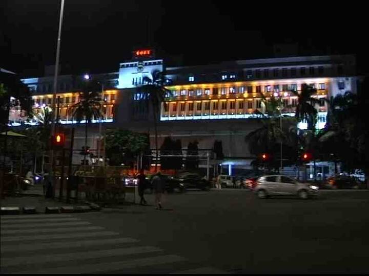 मुंबईत मंत्रालय इमारतीवरील तिरंग्याच्या रंगातील विद्युत रोषणाई सर्वांचंच लक्ष वेधून घेत होती.
