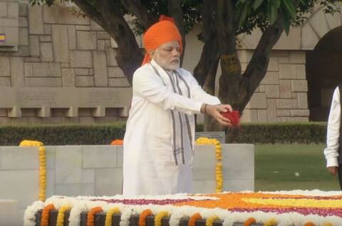 राजघाटावर पंतप्रधान मोदींकडून महात्मा गांधींना श्रद्धांजली राजघाटावर पंतप्रधान मोदींकडून महात्मा गांधींना श्रद्धांजली