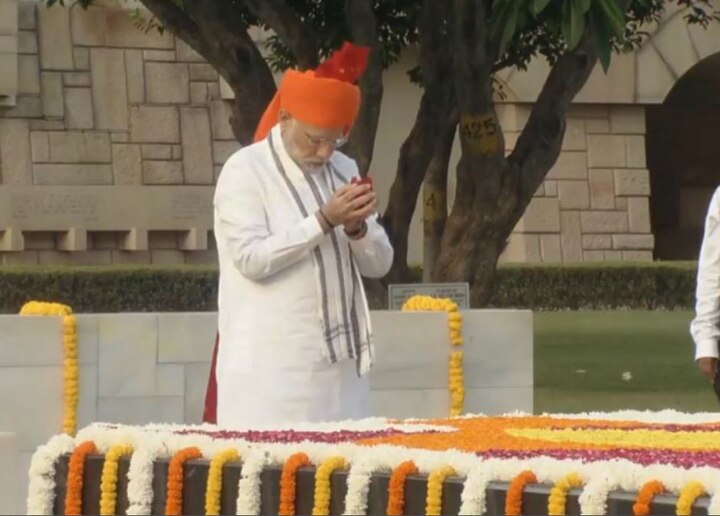 राजघाटावर नरेंद्र मोदींनी महात्मा गांधींना श्रद्धांजली अर्पण केली.