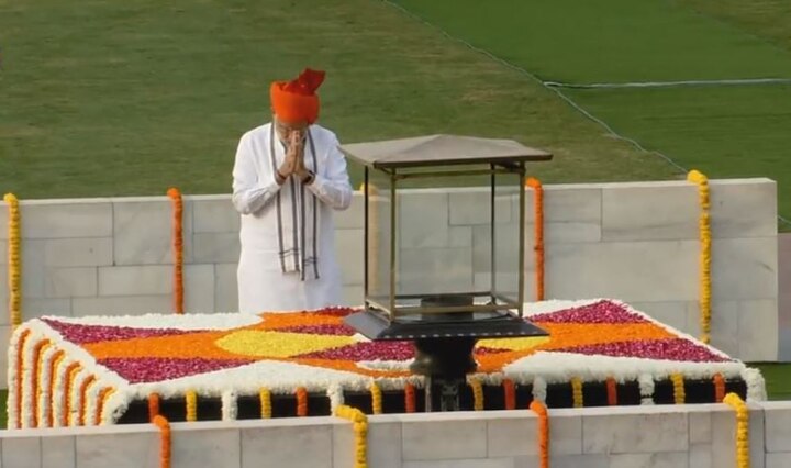 लाल किल्ल्यावर जाण्यापूर्वी पंतप्रधान मोदी हे महात्मा गांधींचं समाधीस्थळ असलेल्या राजघाटावर गेले