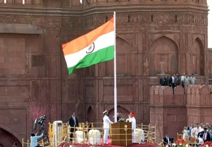पंतप्रधान नरेंद्र मोदी यांनी लाल किल्ल्यावर ध्वजारोहण केलं