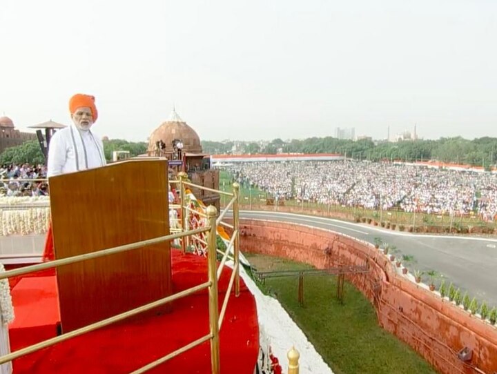 10. एका आंतरराष्ट्रीय संस्थेच्या अहवालानुसार देशातील पाच कोटी जनता गेल्या दोन वर्षांत गरिबीरेषेतून वर आले आहेत - नरेंद्र मोदी