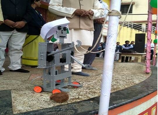 नाशकात अनोखा स्वातंत्र्यदिन, रोबोंच्या हस्ते ध्वजारोहण Robots hoist flag at Nashik on 72nd Independence Day latest update नाशकात अनोखा स्वातंत्र्यदिन, रोबोंच्या हस्ते ध्वजारोहण