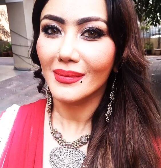 यावेळी नौशीनने सोशल मीडियावर आपला एक फोटो पोस्ट केला. पण हा फोटो शेअर करताच नौशीन ट्रोलर्सच्या निशाण्यावर आली. 