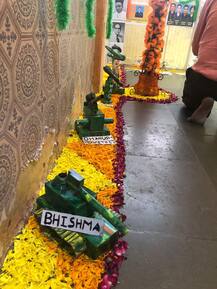 टाकाऊ वस्तूंपासून चिमुरड्यांनी बनवला मिसाईल्सचा देखावा