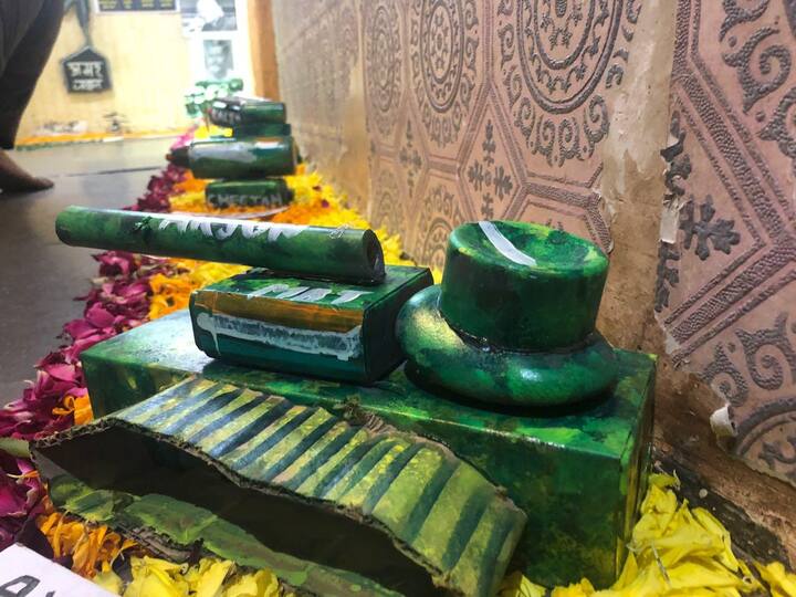 देशभरात स्वातंत्र्यदिनाचा उत्साह आहे. अनेक ठिकाणी वेगवेगळ्या पद्धतीने स्वातंत्र्य दिन साजरा केला जातो आहे. मुंबईतील चिमुरड्यांनी टाकाऊ वस्तूंपासून मिसाईलचा देखावा तयार करुन स्वातंत्र्य दिन साजरा केला. (सर्व फोटो – वैभव परब, एबीपी माझा, मुंबई)
