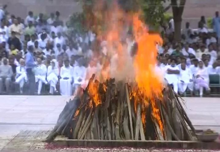 Former Prime Minister Atal bihari vajpayee funeral live update LIVE : अटल बिहारी वाजपेयी अनंतात विलीन