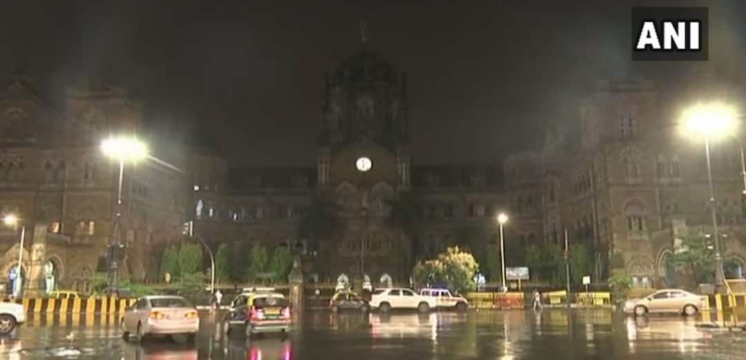 झगमगणारं सीएसएमटीही काळोखात, वाजपेयींना अनोखी श्रद्धांजली Lights of CMST off for giving tribute to Atal Bihari Vajpayee झगमगणारं सीएसएमटीही काळोखात, वाजपेयींना अनोखी श्रद्धांजली