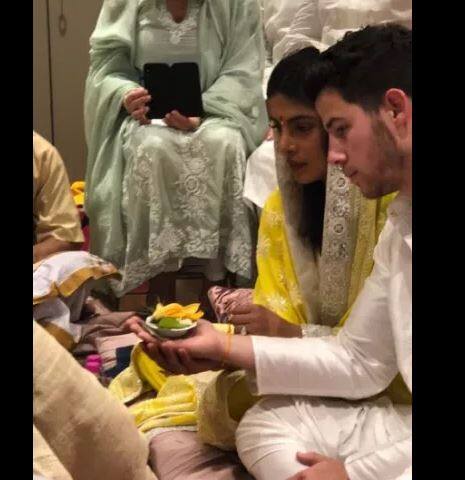 प्रियांका आणि निक आपल्या कुटुंबियांसमवेत पूजा विधी करतानाचे फोटो समोर आले आहेत. 