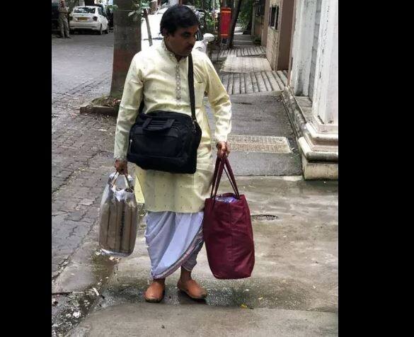 पूजा विधीसाठी भटजीही प्रियांकाच्या घरी पोहोचले. 