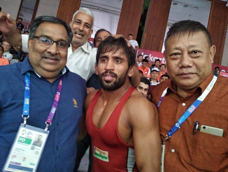 'बजरंगा'ची कमाल, एशियाडमध्ये भारताला पहिलं सुवर्ण Bajrang Punia won first Gold for India in 2018 Asian games 'बजरंगा'ची कमाल, एशियाडमध्ये भारताला पहिलं सुवर्ण