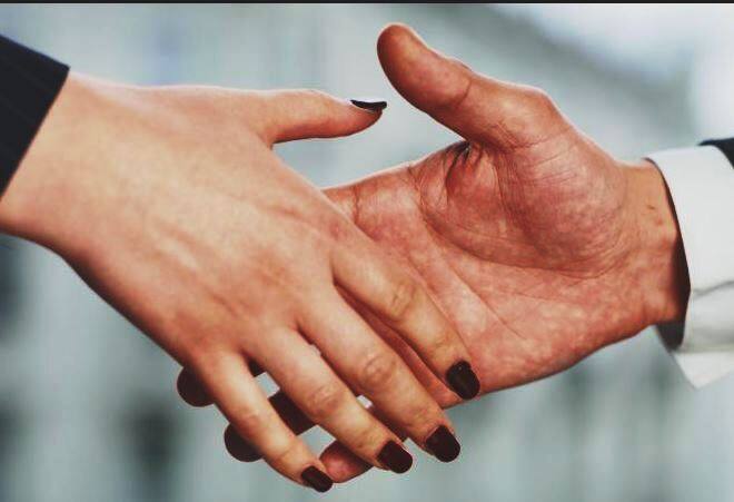 शेकहँडला नकार दिल्याने मुस्लिम महिलेला नोकरी नाकारली! Swedish Muslim job applicant woman who was rejected job for refusing to shake hands, wins case शेकहँडला नकार दिल्याने मुस्लिम महिलेला नोकरी नाकारली!