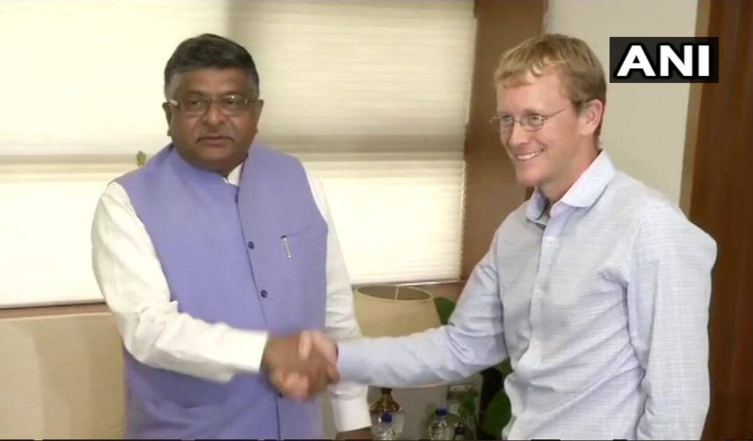 meeting between whatsapp ceo and IT minister ravishankar prasad भारतात व्हॉट्सअॅपचं कार्यालय सुरू करा, केंद्र सरकारची मागणी