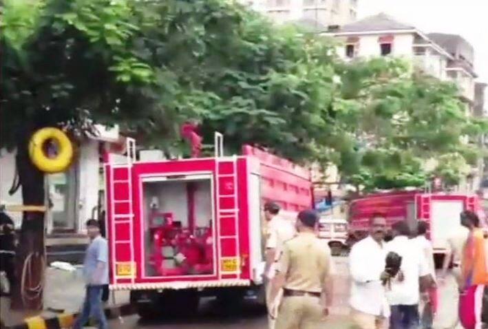 आगीची माहिती मिळताच अग्निशमन दलाच्या 20 गाड्या आणि सहा पाण्याचे टँकर घटनास्थळी दाखल झाले असून आगीवर नियंत्रण मिळवण्याचे प्रयत्न युद्धपातळीवर सुरु आहेत.