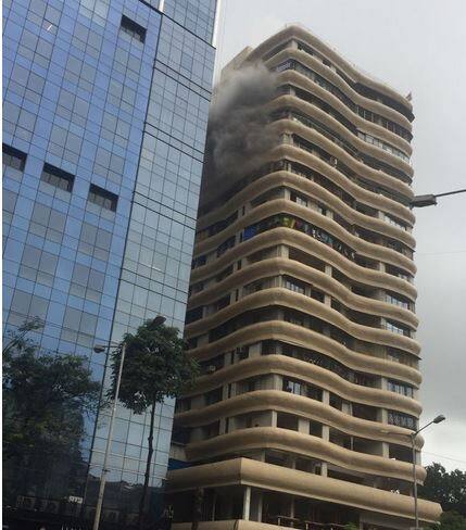 मुंबईतील परळमध्ये असलेल्या क्रिस्टल टॉवरमध्ये मोठी आग लागली. 