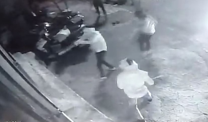 Sword Attack at Beer Shoppe in Nagpur for not giving free mugs latest update बिअरचा मग फ्री न दिल्याने नागपुरात बिअर शॉपवर तलवार हल्ला