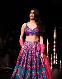 जान्हवीची साथ देण्यासाठी खुशी आणि अंशुला रॅम्पवर