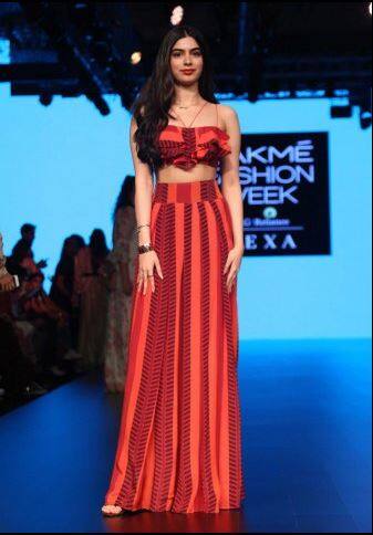 लाल रंगाच्या ड्रेसमध्ये खुशी कपूर फार सुंदर दिसत होती.