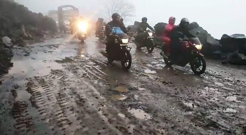 Kalyan : Traffic in Malshej Ghat starts after four days माळशेज घाटातली वाहतूक अखेर चार दिवसांनंतर सुरु