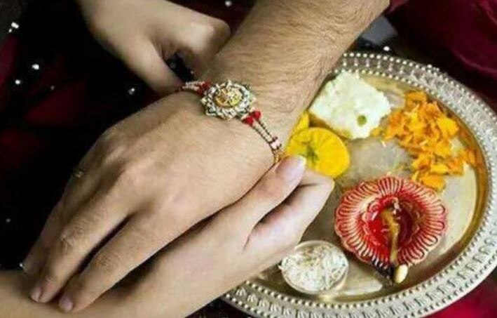 prostitute women celebrate raksha bandhan in ahmednagar देहविक्री करणाऱ्या महिलांच रक्षाबंधन, विम्याची भेट