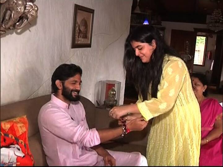 राज यांची कन्या उर्वशी यांनी अमित ठाकरेंना राखी बांधली