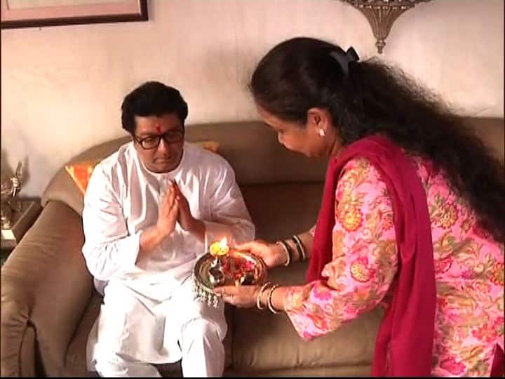 मनसे अध्यक्ष राज ठाकरे यांच्या 'कृष्णकुंज' या निवासस्थानी रक्षाबंधन पार पडलं.