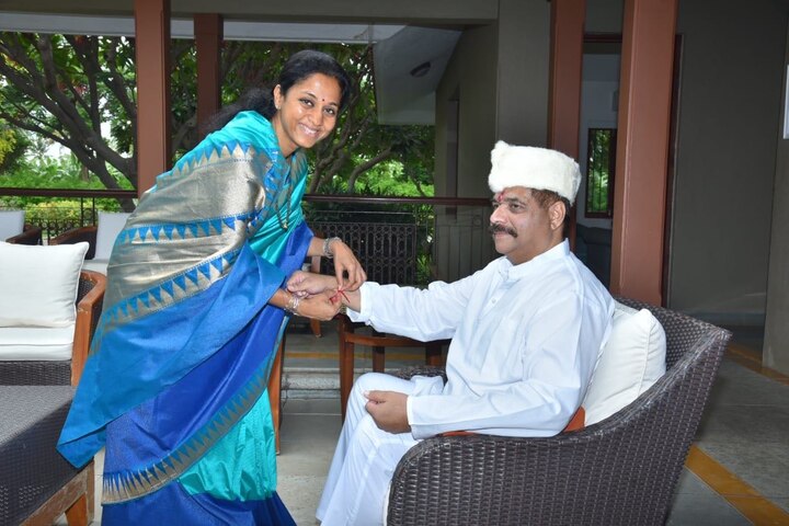 राष्ट्रवादीच्या खासदार सुप्रिया सुळे आणि बंधू रणजीत दादा पवार यांचं रक्षाबंधन