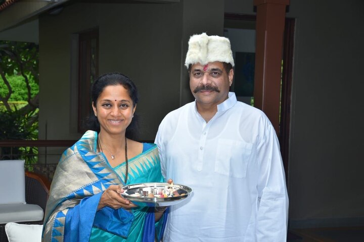 राष्ट्रवादीच्या खासदार सुप्रिया सुळे आणि बंधू रणजीत दादा पवार यांचं रक्षाबंधन