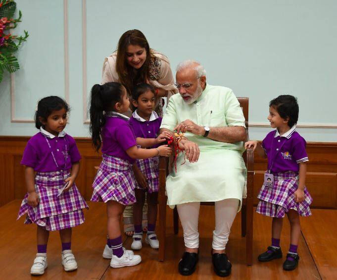 यावेळी दिल्लीतील विविध शाळेतील मुलींनी मोदींना राख्या बांधल्या.