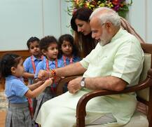 पंतप्रधान मोदींचं चिमुकल्या मुलींसोबत रक्षाबंधन