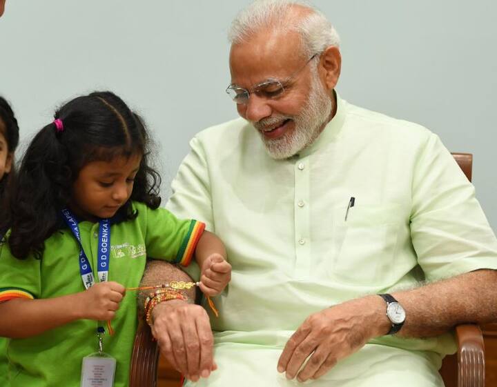 शाळेतील मुलींनी बांधलेल्या राख्यांनी मोदींचा हात अक्षरशा राख्यांनी भरून गेला. 