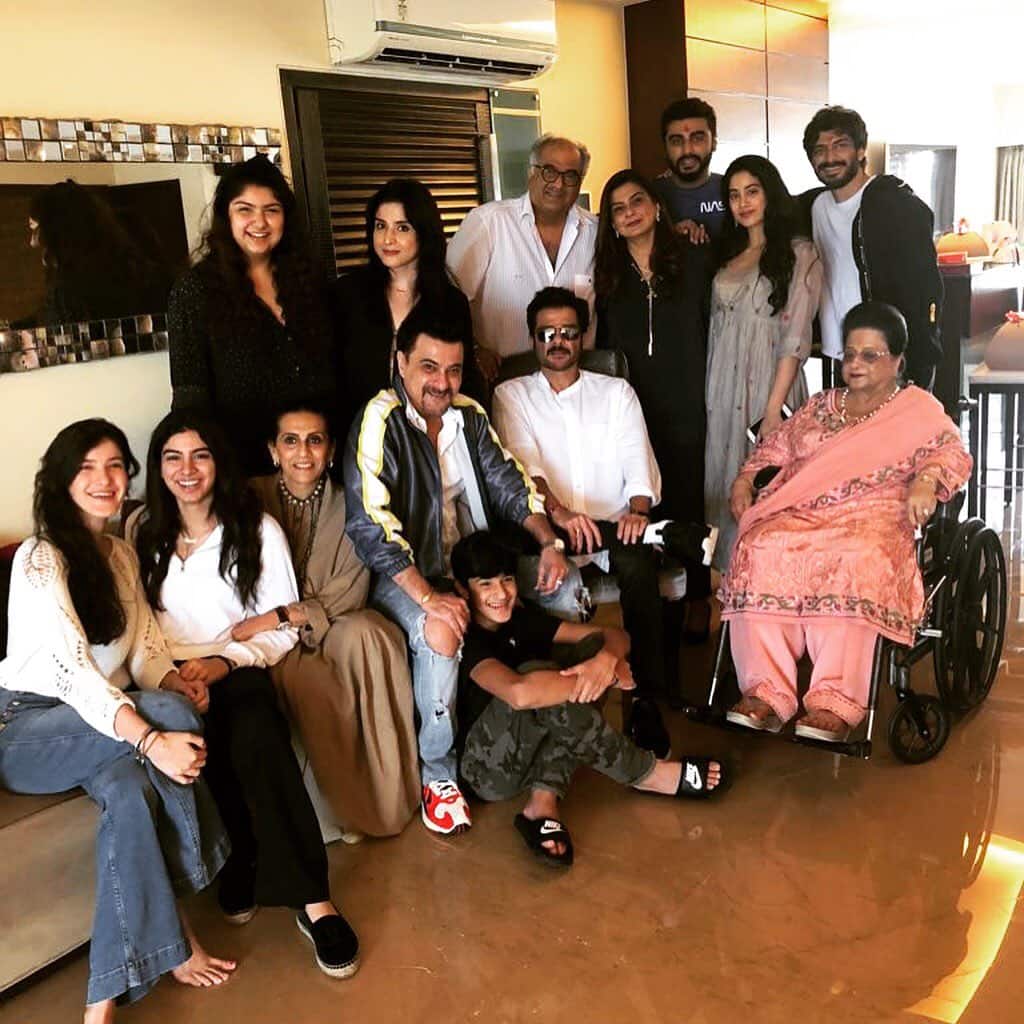 Anil Kapoor replied to Arjun Kapoor on family photo अर्जुन कपूरच्या ट्वीटला काका अनिल कपूरचं 'झक्कास' उत्तर