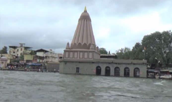 heavy rain in satara, water logging in wais ganesh mandir वाईच्या प्रसिद्ध गणेश मंदिरात पाणी, साताऱ्यात जोरदार पाऊस