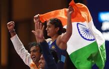 \'सुवर्ण\'विजेती विनेश फोगाटला सरप्राईज, एअरपोर्टवरच साखरपुडा